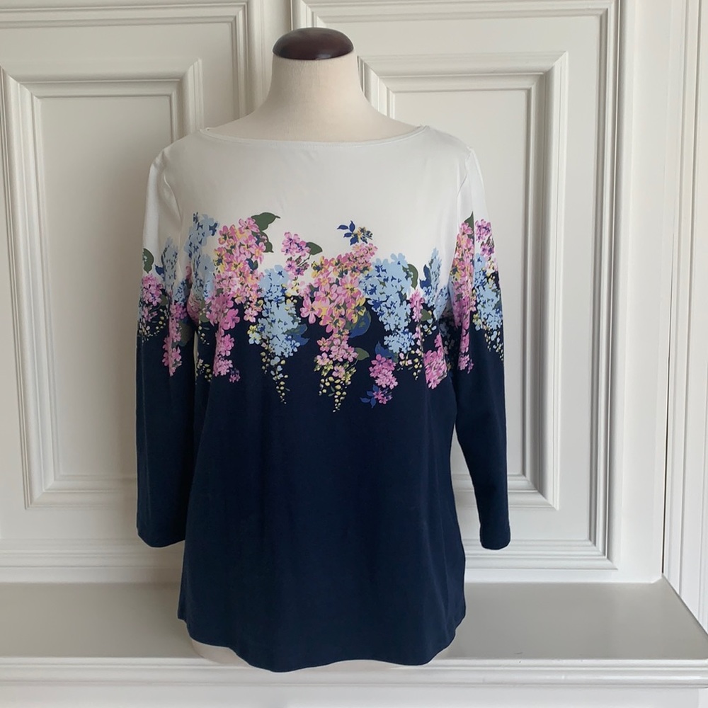 Beautiful new floral 3/4 shelve sweater